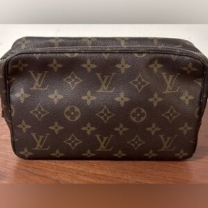 Louis Vuitton Trousseau Toiletry
Pouch Monogram 23 Brown Clutch